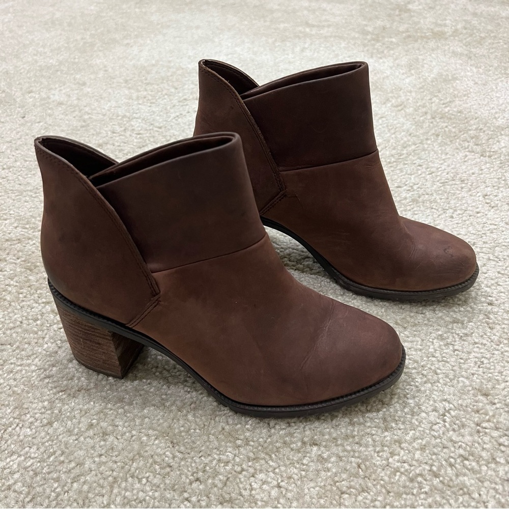 Clarks Malvet Helen 3” Heeled Leather Pull On Booties Boots Sz 8 Brown 60731120,